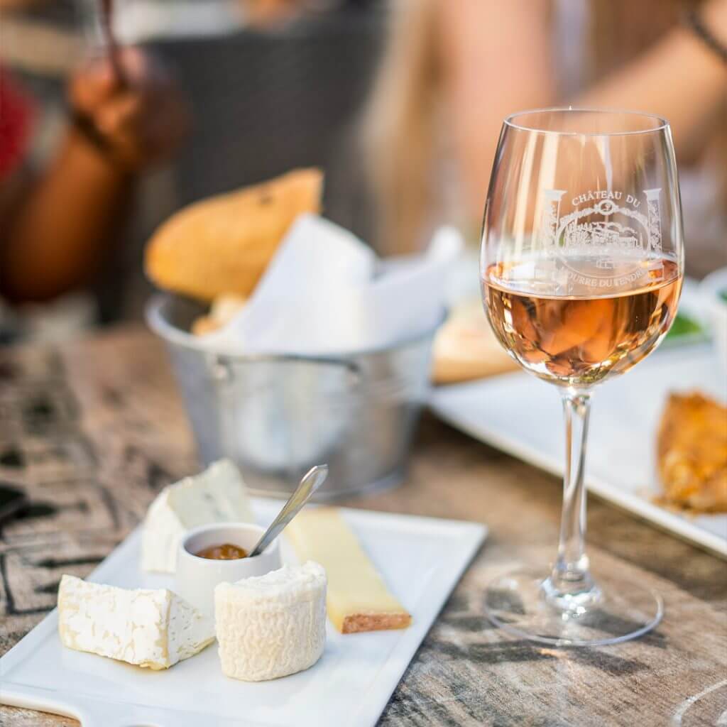 verre de rosé et fromages terrasse ardeche