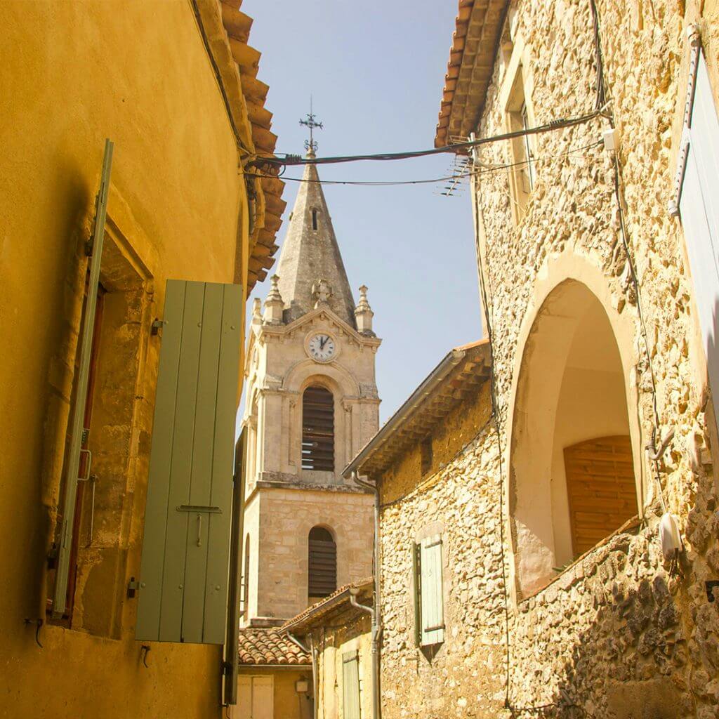 village d'Ardèche avec cloché et façades jaunes en pierre