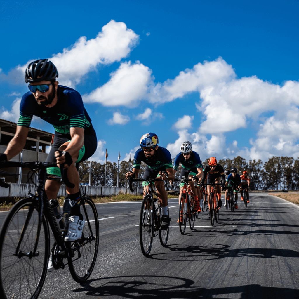 Que faire en Ardèche - L’ Ardéchoise est l’une des plus grandes cyclosportives d’Europe qui parcoure les routes mythiques de l’Ardèche.