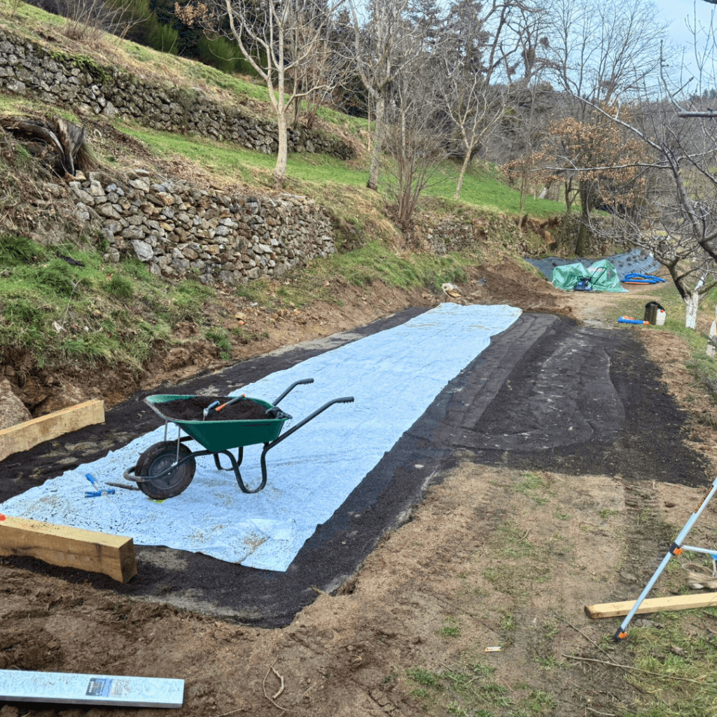 construction d'un terrain de pétanque pour un gîte en ardeche