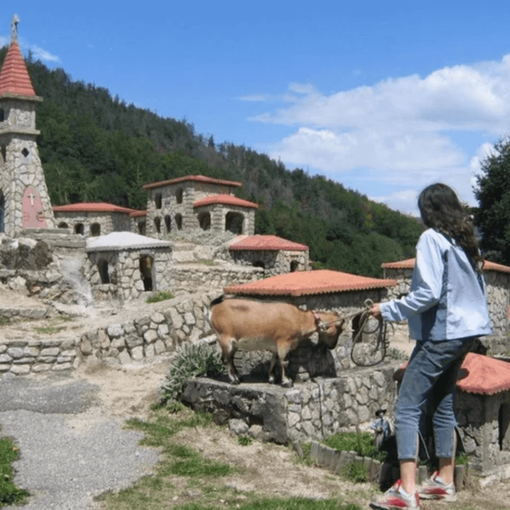 Que faire en Ardèche - village ardéchois miniature avec un souci du détail impressionnant.