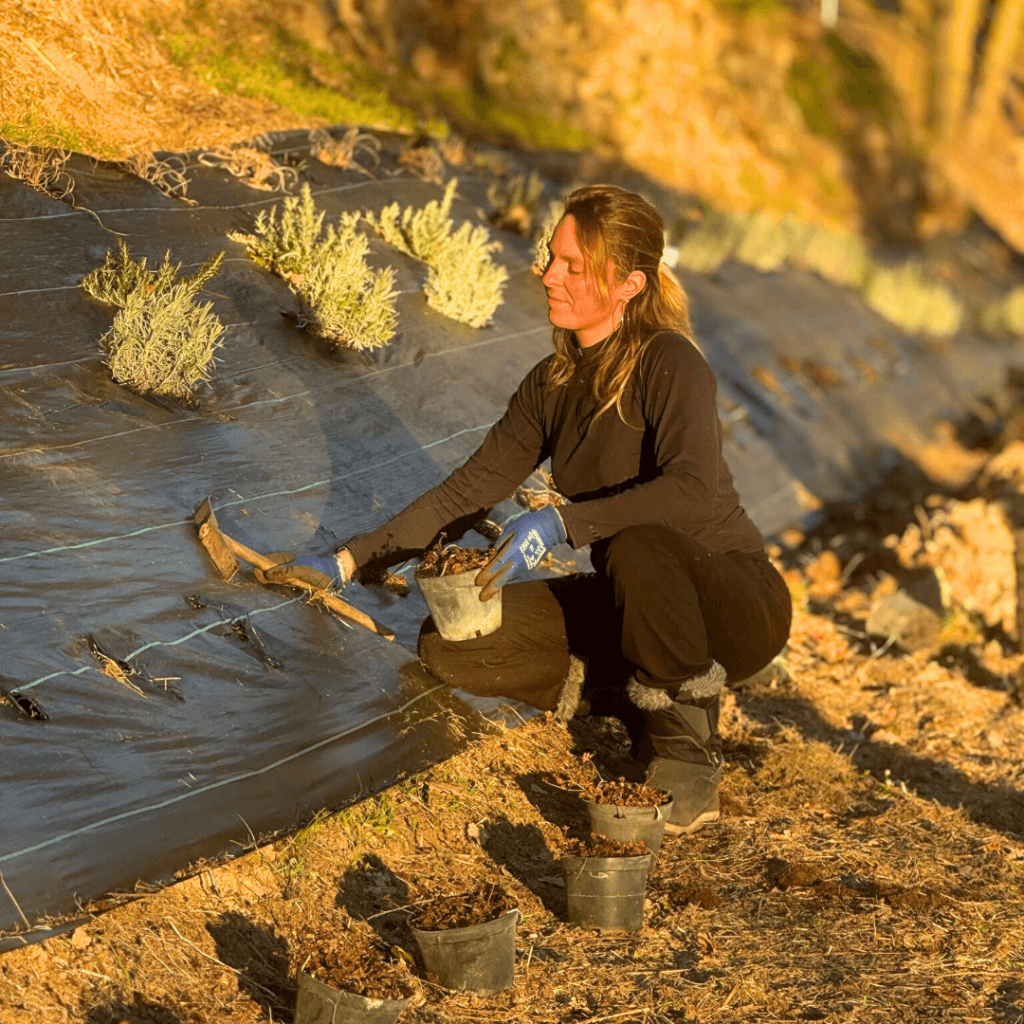 Gite Ardèche authentique - Anais en train de faire du jardinage pour les gites de costerousse en ardeche