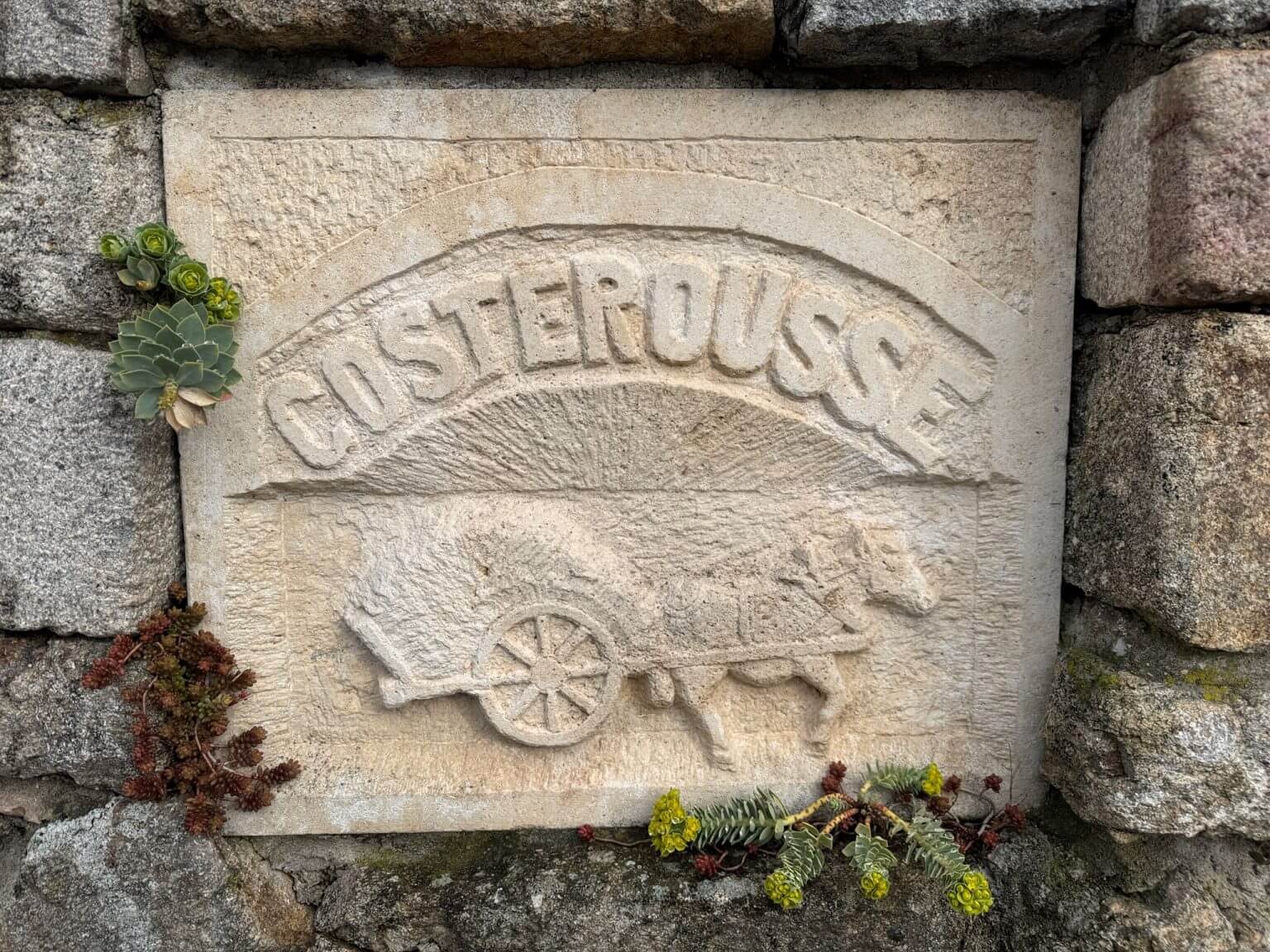 pierre gravée pour les gites de costerousse en ardeche