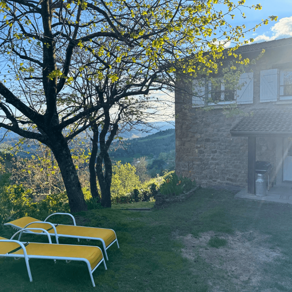 exterieur et jardin du gite pourette avec des transats jaunes