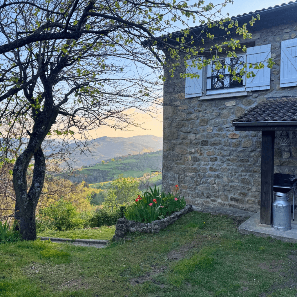 exterieur et jardin du gite pourette