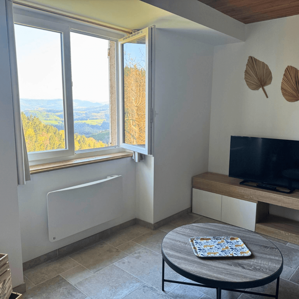 Gite Ardèche 5 personnes - zone salon avec vue fenêtre sur l'extérieur du gite la pourette