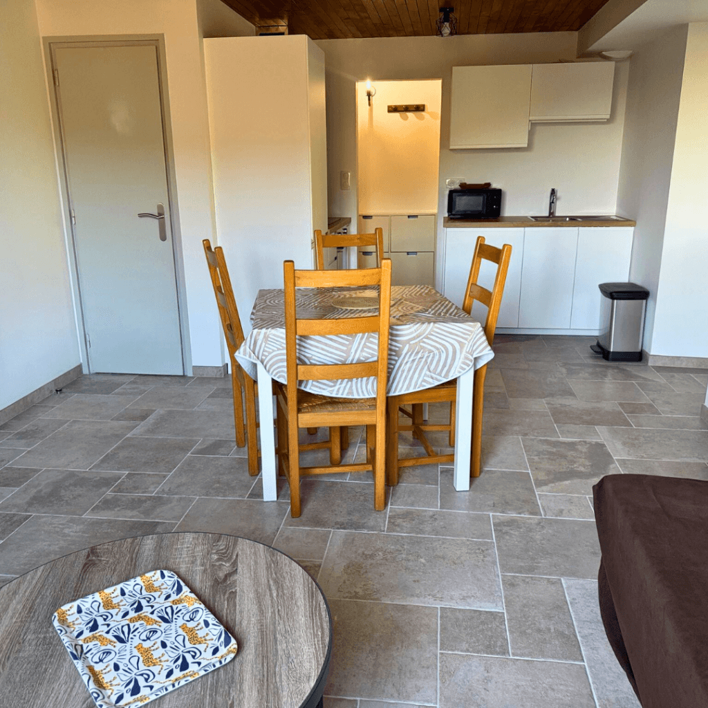 Gite Ardèche 5 personnes - zone de la cuisine équipée et du salon du gite de la pourette