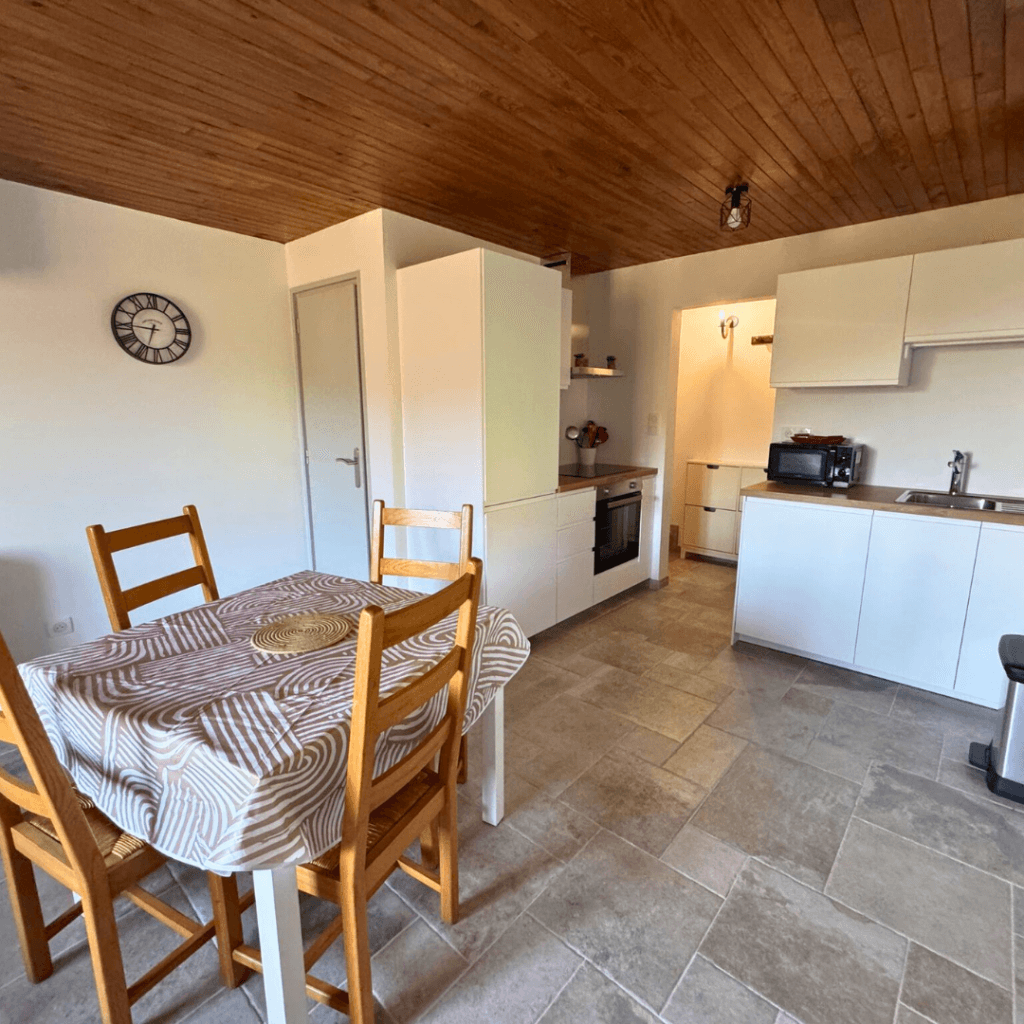 Gite Ardèche 5 personnes - zone du salon et de la cuisine équipée du gite de la pourette