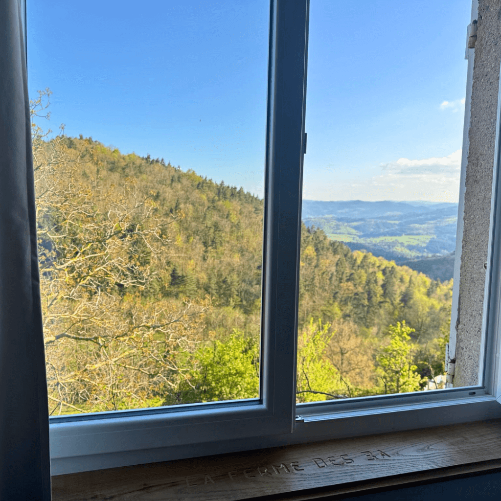 Gite Ardèche 5 personnes - vue par la fenetre du salon du gite la pourette sur les montagnes alentours