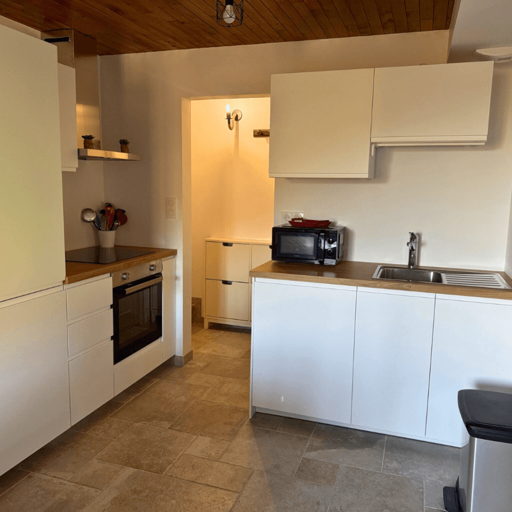 Gite Ardèche 5 personnes - zone de la cuisine équipée du gite de la pourette