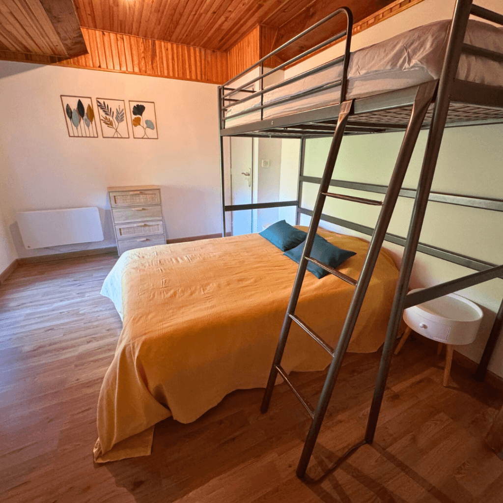 Gite Ardèche 5 personnes - chambre triple décorée en jaune dans le gite la pourette, avec un grand lite double et un lit simple mezzanine