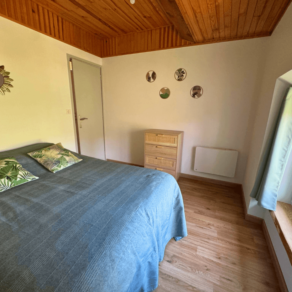 Gite Ardèche 5 personnes - chambre double décorée en vert dans le gite la pourette