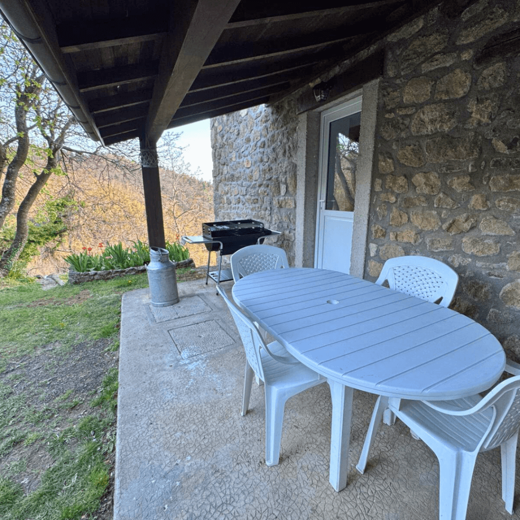 Gite Ardèche 5 personnes - table extérieure et chaises du gite pourette sous la terrasse