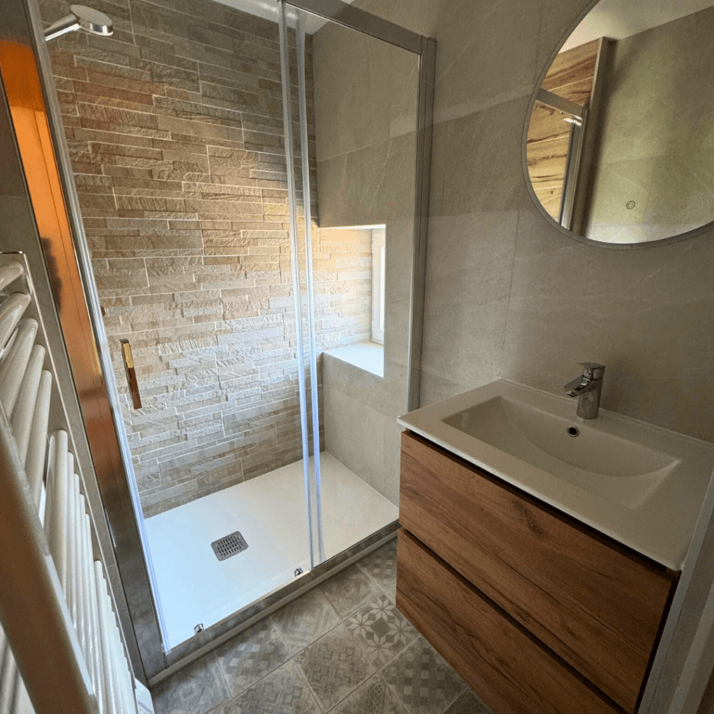 Gite Ardèche 5 personnes - salle de bain moderne et lumineuse avec une douche a l'italienne, une fenêtre avec rebord pour poser ses produits, et une vasque lavabo