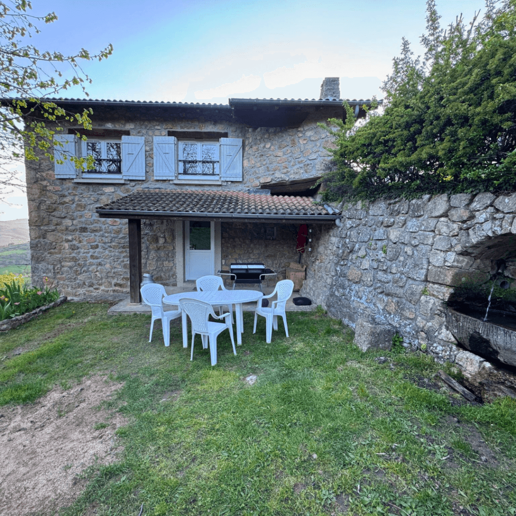 coin jardin du gite pourette avec vue sur la maison
