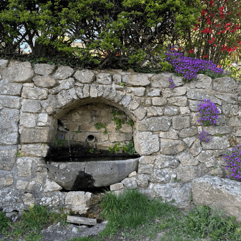 petite fontaine du coin jardin du gite pourette