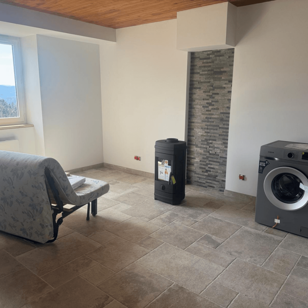 intérieur du salon du gite pourette en travaux