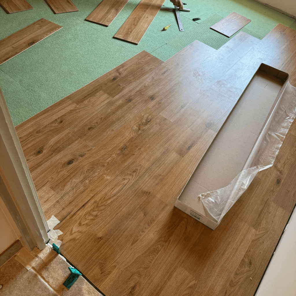 travaux parquet en cours d'installation