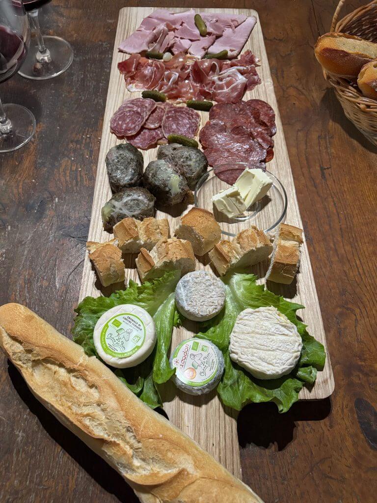 Informations Gîtes de Costerousse Ardèche - planche mixte de fromages et charcuteries locales pour l'apéritif avec du pain