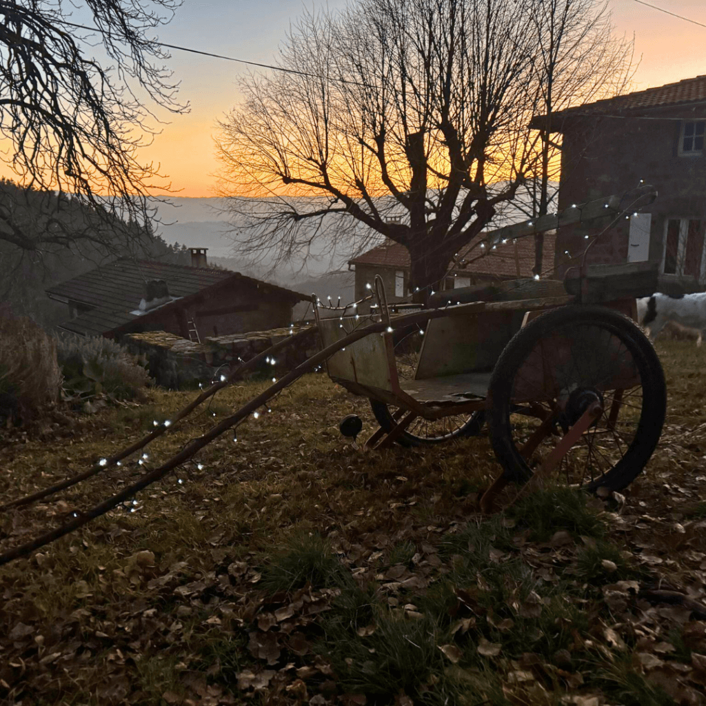 gite lamastre ardeche - carriole en bois au coucher du soleil illuminée de guirlande lumineuse