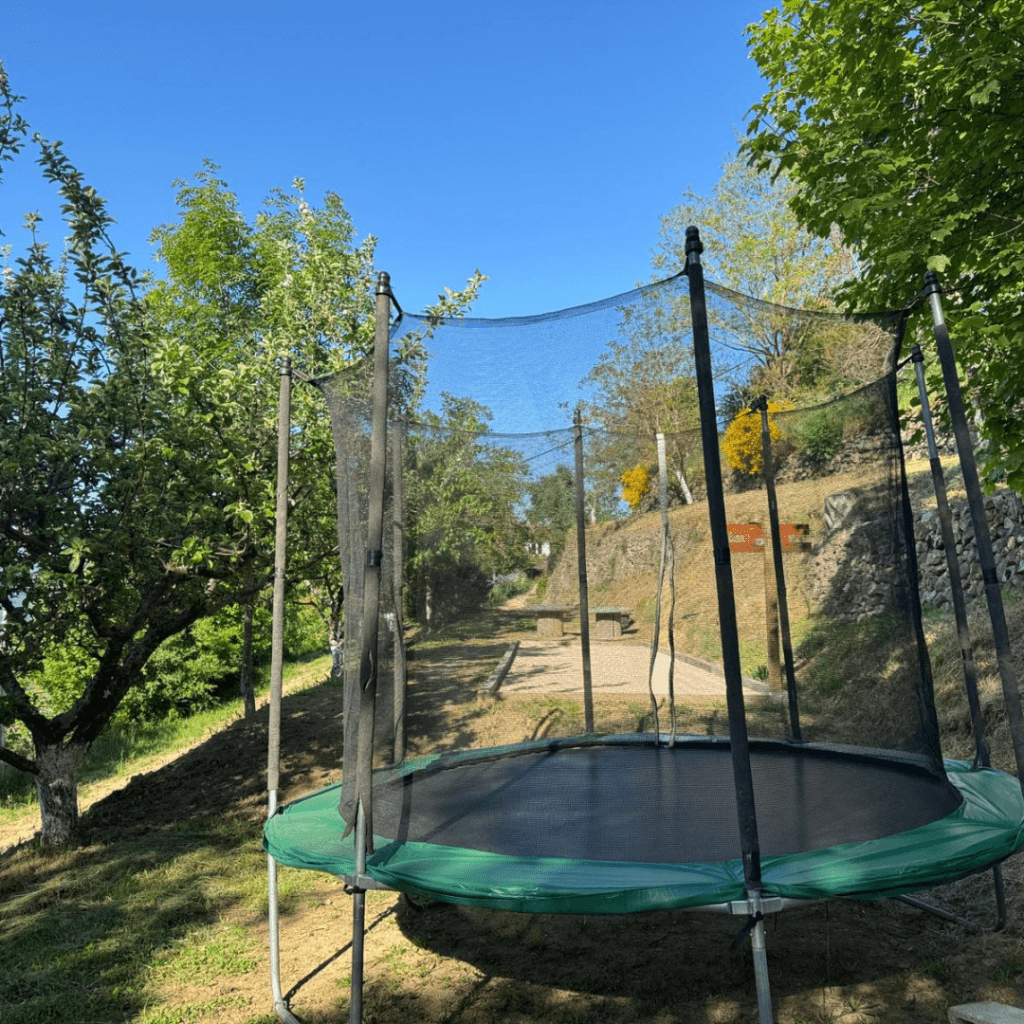 gite lamastre ardeche - trampoline dans le jardin d'un gite en ardeche
