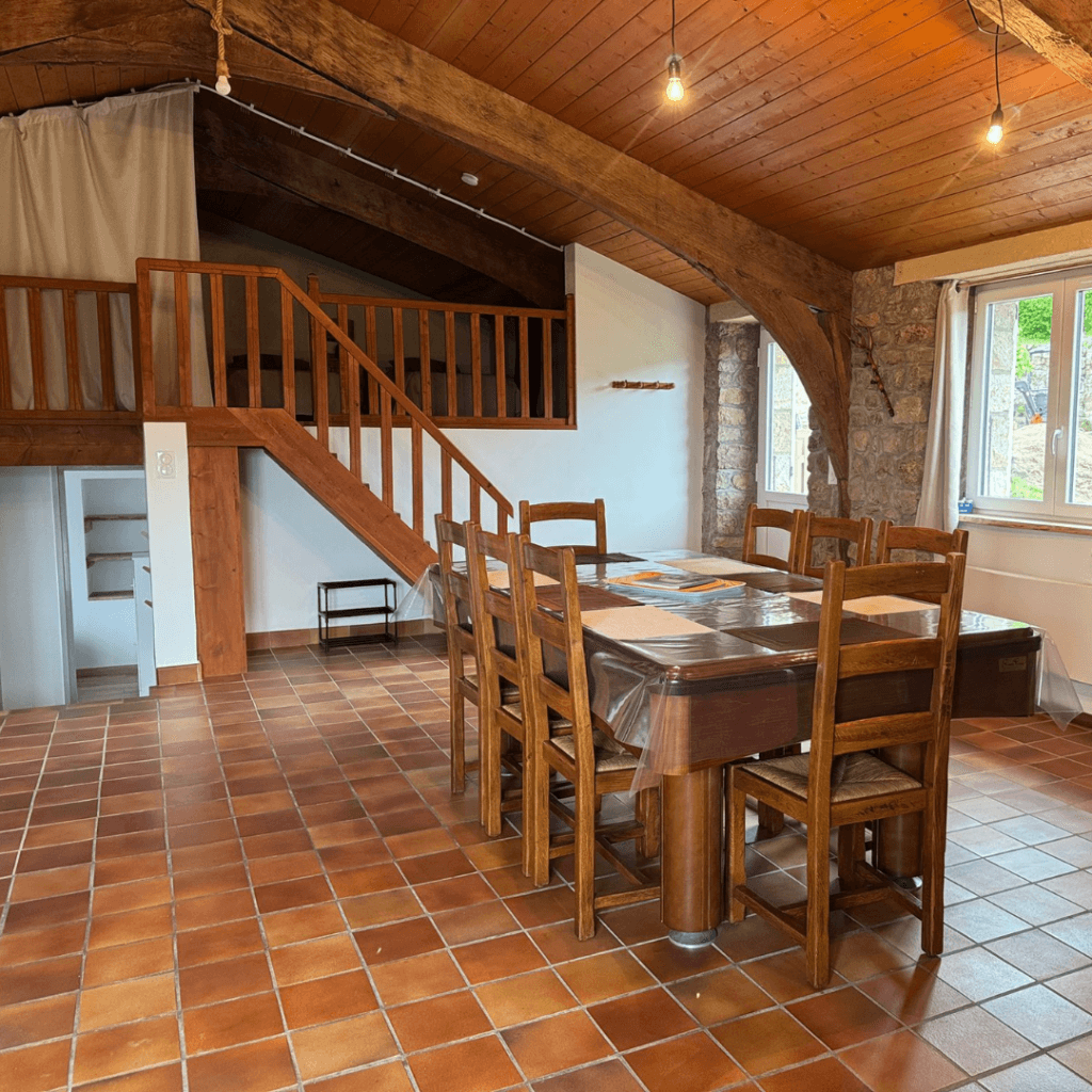séjour/salon du gite la comballe, tout en bois très authentique, vue sur la mezzanine du gite