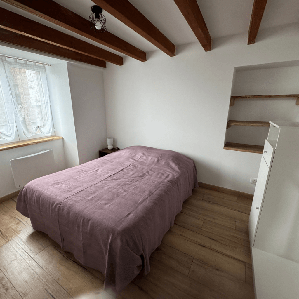 2ème vue de la chambre violette du grand gite la comballe