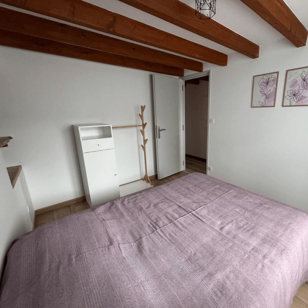 première vue de la chambre violette du grand gite la comballe