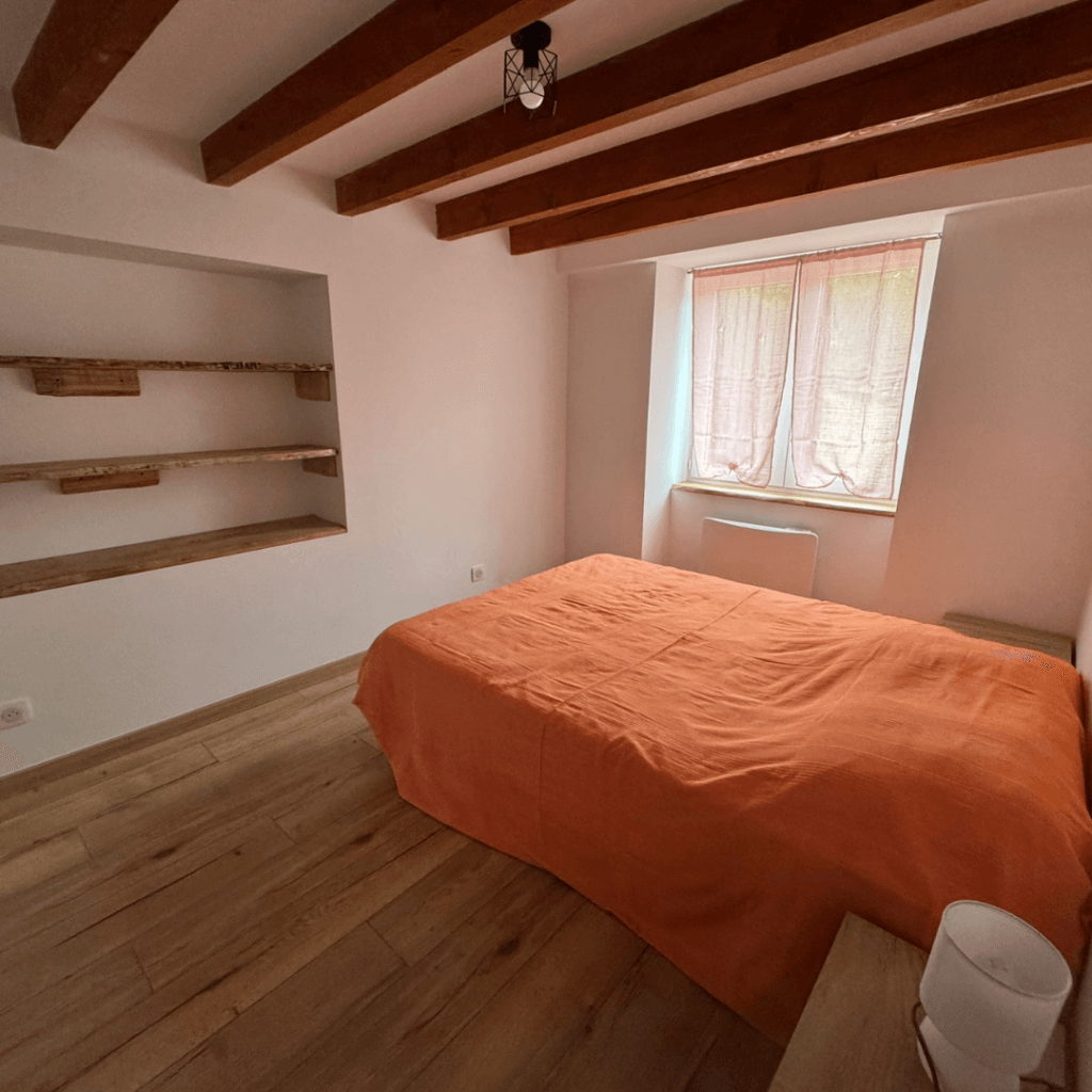 2ème vue de la chambre orange du grand gite la comballe