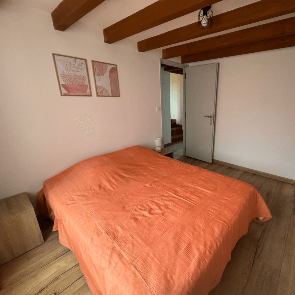première vue de la chambre orange du grand gite la comballe