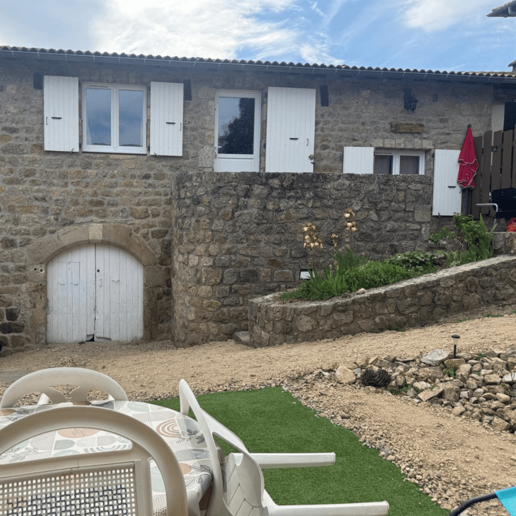 terrasse avec vue sur l'exterieur gite la comballe