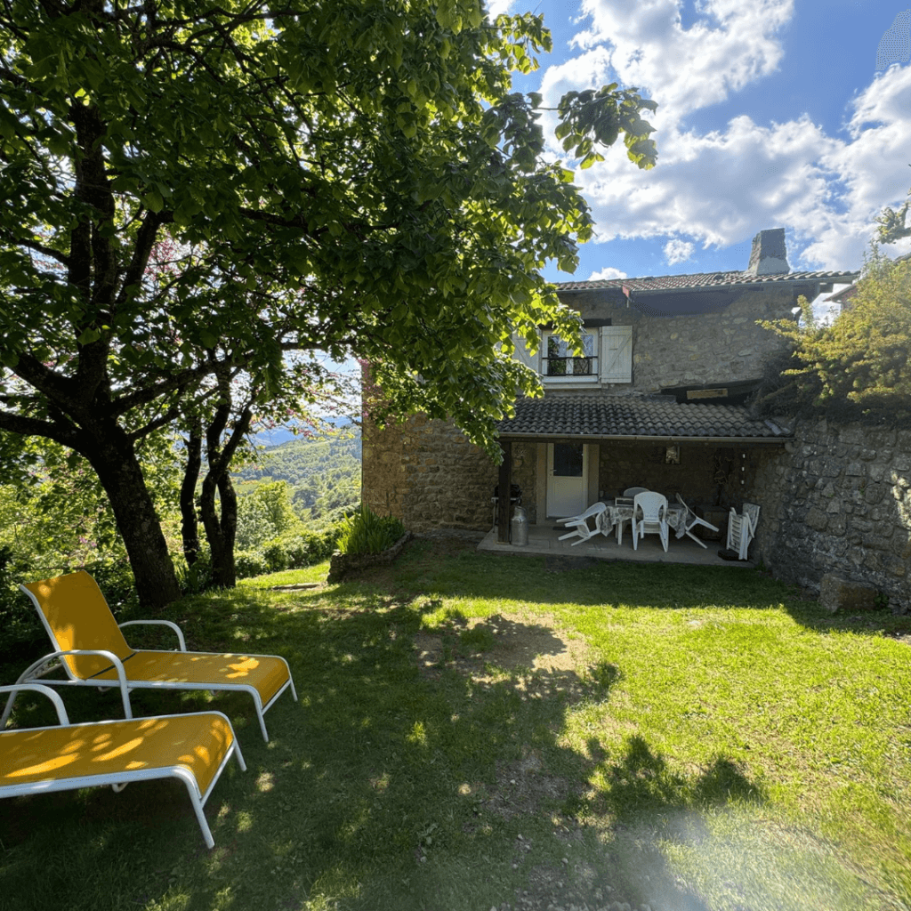 gite lamastre ardeche - jardin ombragé du gite la pourette en ardeche