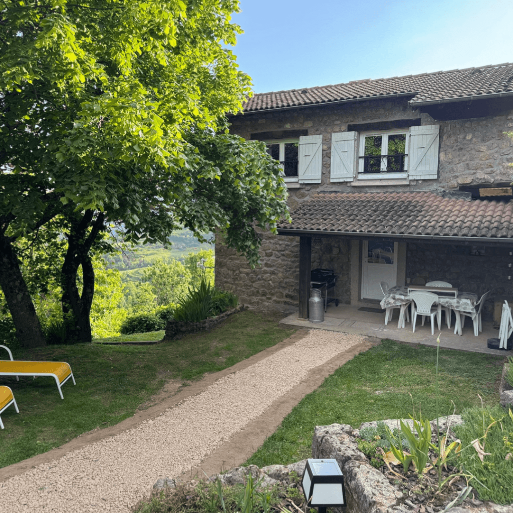 Gite Ardèche 5 personnes - exterieur et jardin du gite pourette avec le jardin fleuri vue depuis la coline
