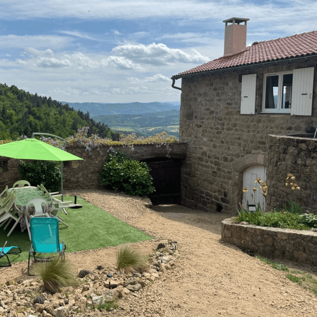 salon de jardin devant la façade du gite la comballe