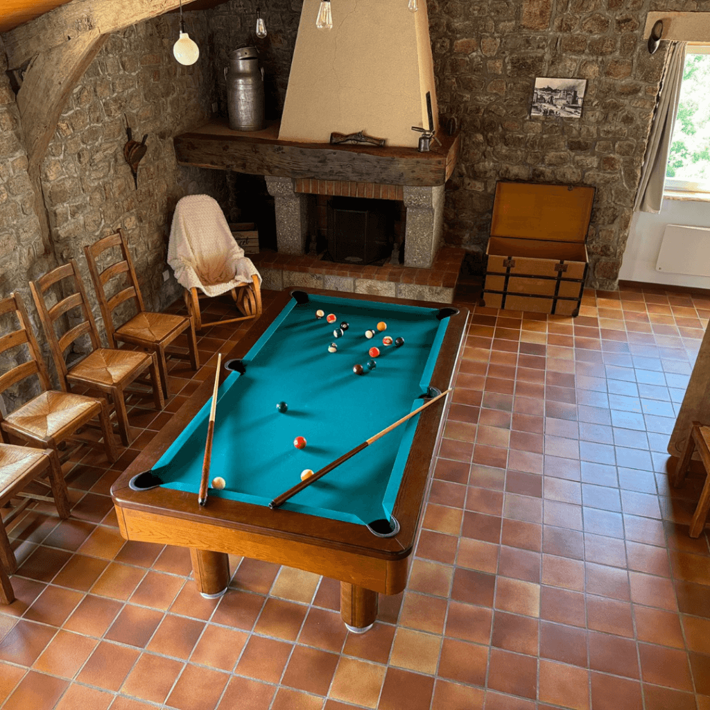 table de billard du gite de la comballe vue de haut