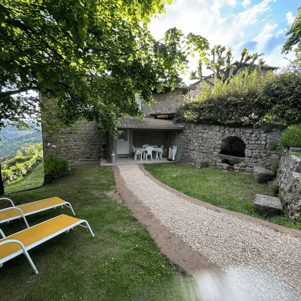 Gite Ardèche 5 personnes - exterieur et jardin du gite pourette avec des transats jaunes vue depuis la coline
