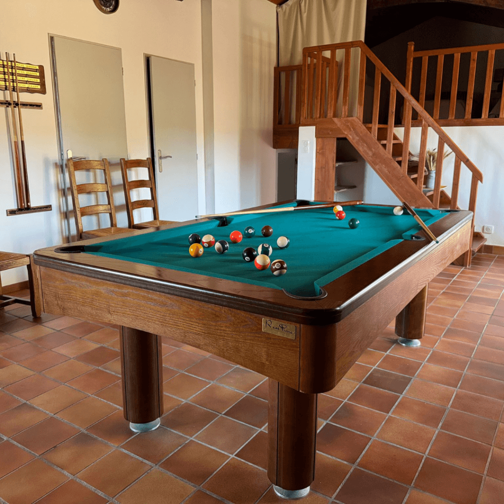 table de billard du gite de la comballe vue de face