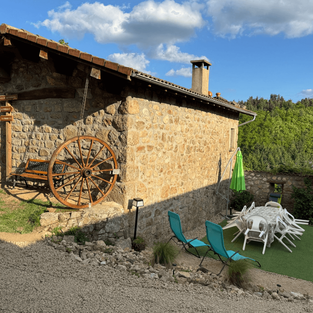 exterieur gite la comballe avec vue sur une terrasse2