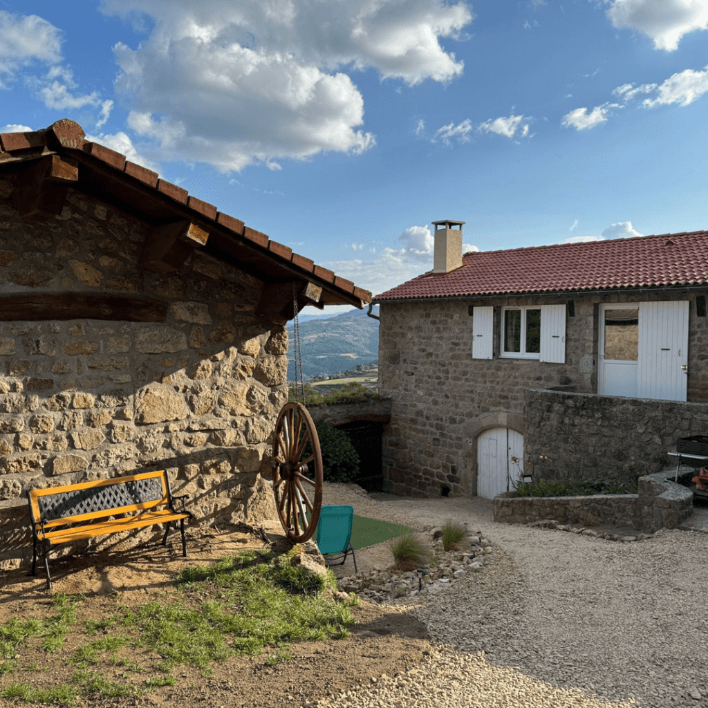 exterieur gite la comballe avec vue sur une terrasse