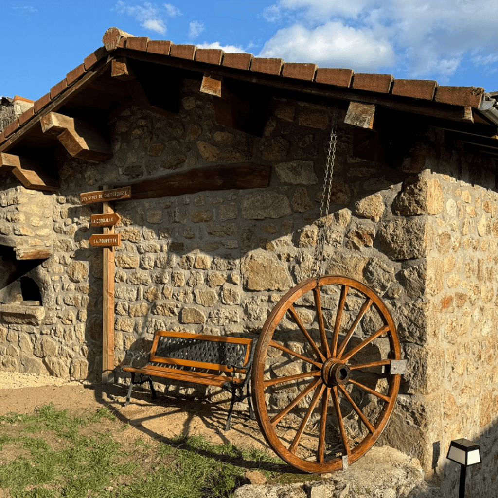 gite lamastre ardeche - banc et grande roue en bois à l'arrière des gîtes
