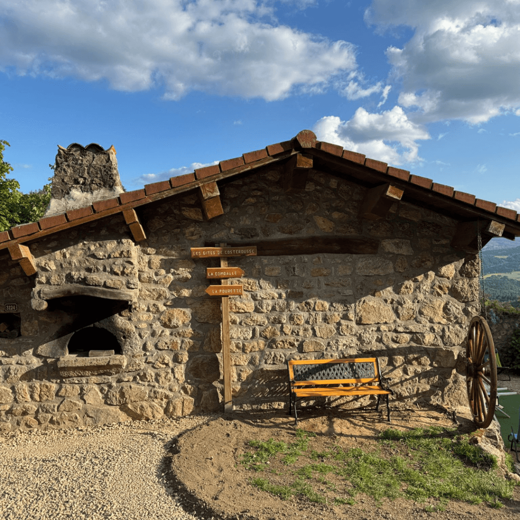 gite lamastre ardeche - banc et grande roue en bois à l'arrière des gîtes2