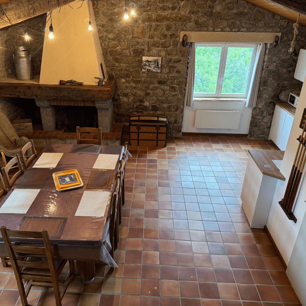 séjour/salon du gite la comballe, tout en bois très authentique, vue depuis la mezzanine du gite