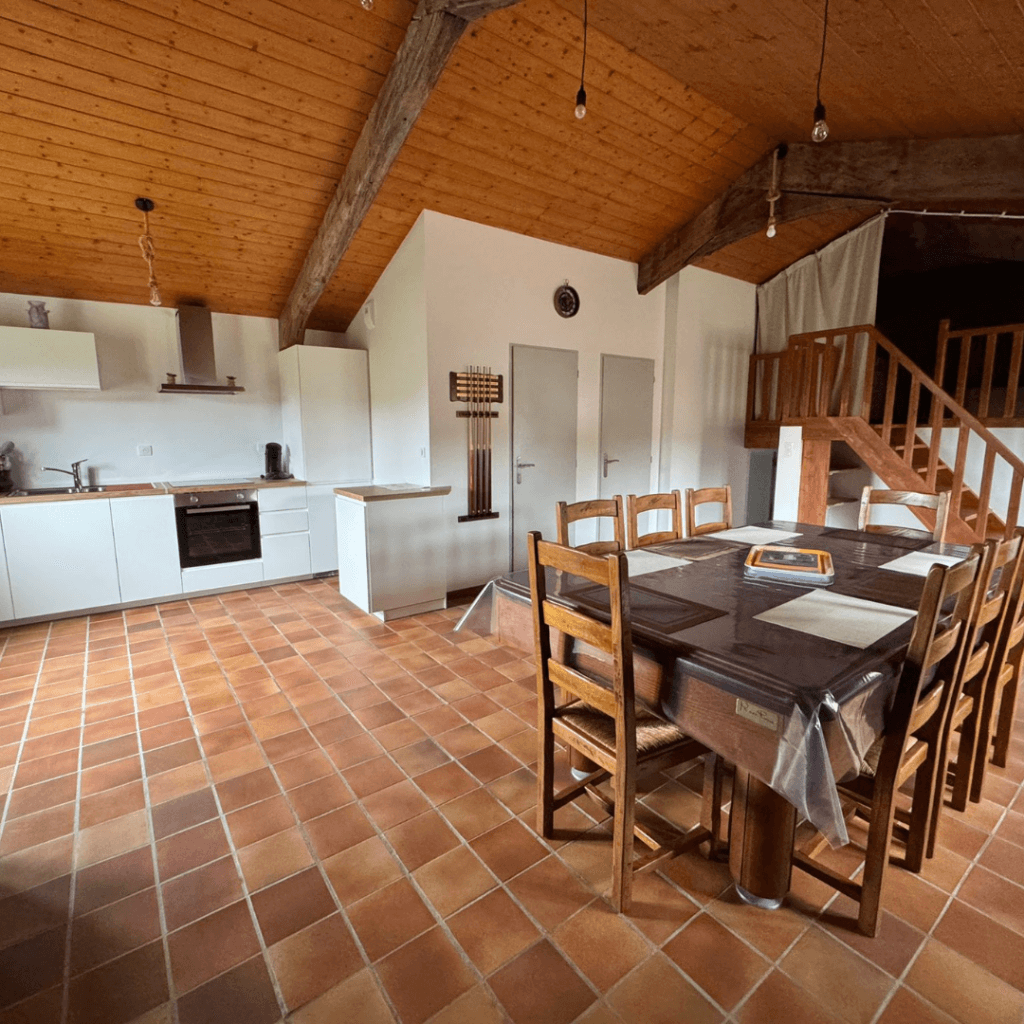 séjour/salon du gite la comballe, tout en bois très authentique, vue sur la zone cuisine du gite