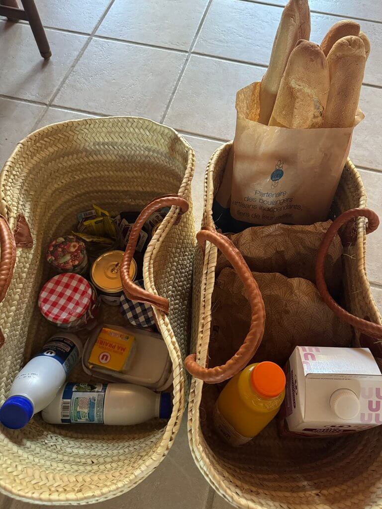 Informations Gîtes de Costerousse Ardèche - panier en osier avec ingrédients d'un petit déjeuner français sucré